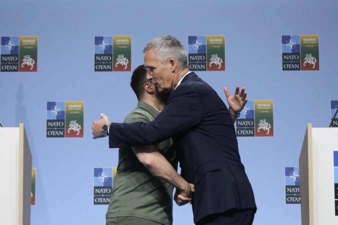 Jens Stoltenberg (D), secretário-geral da Otan, abraça o ucraniano