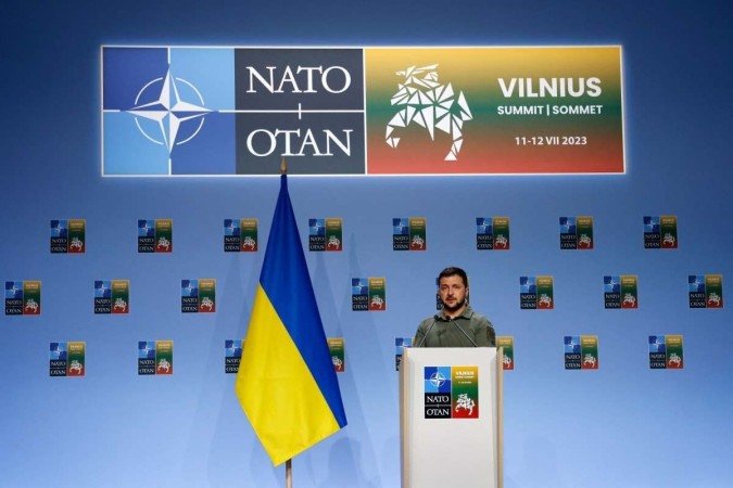 O presidente da UcrÃ¢nia, Volodymyr Zelensky, dÃ¡ uma entrevista coletiva durante a CÃºpula da OTAN em Vilnius em 12 de julho de 2023 -  (crédito: Ludovic MARIN / AFP)