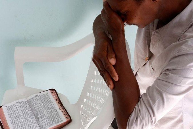 Homem rezando em uma igreja pentecostal em Salvador - (crédito: Getty Images ) Homem rezando em uma igreja pentecostal em Salvador - (crédito: Getty Images )