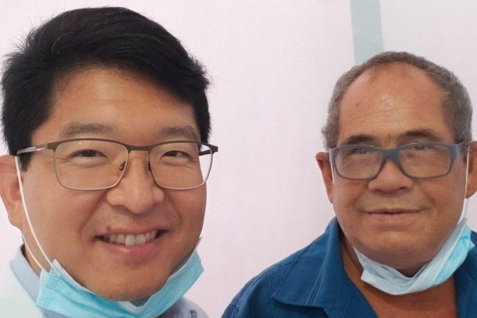 O cirurgião Marcos Samano (à esquerda) e o porteiro Oswaldo de Jesus (à direita) estiveram em um dos primeiros autotransplantes realizados no país - (crédito: Divulgação/Marcos Samano) O cirurgião Marcos Samano (à esquerda) e o porteiro Oswaldo de Jesus (à direita) estiveram em um dos primeiros autotransplantes realizados no país - (crédito: Divulgação/Marcos Samano)