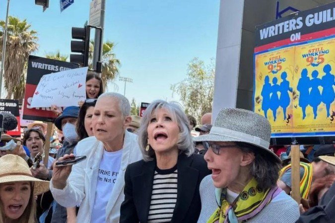 Estrelas como Lily Tomlin e Jane Fonda estão prontas para se juntar aos roteiristas na paralisação
- (crédito: Getty Images) Estrelas como Lily Tomlin e Jane Fonda estão prontas para se juntar aos roteiristas na paralisação
- (crédito: Getty Images)