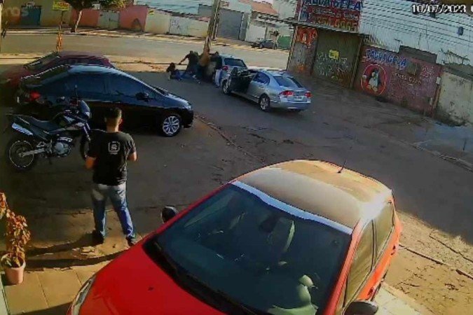 Homens batem na traseiro de Polo prata e roubam carro de mulher, em Taguatinga - (crédito: PCDF/Divulgação) Homens batem na traseiro de Polo prata e roubam carro de mulher, em Taguatinga - (crédito: PCDF/Divulgação)
