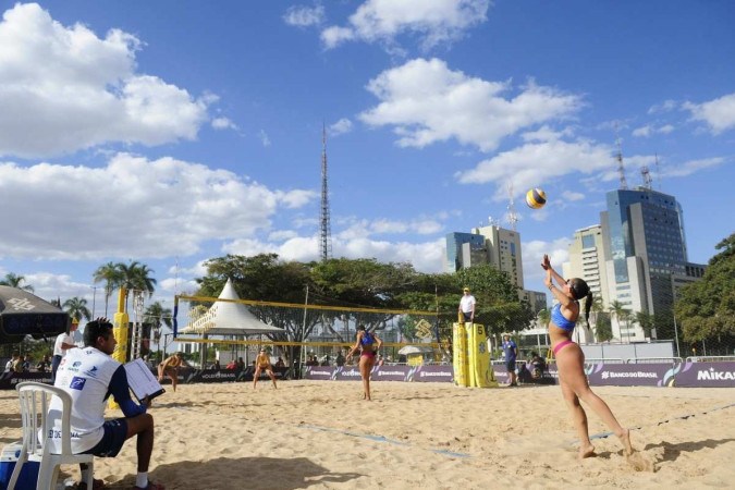 Grupo De Pessoas Jogando Vôlei De Praia Na Costa · Foto profissional  gratuita