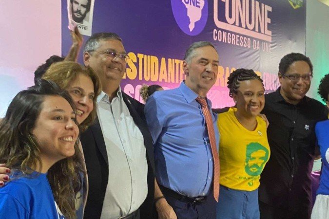 Abertura do 59º Congresso da União Nacional dos Estudantes (UNE), com a reitora da UnB Marcia Abraão, ministro do STF Luis Roberto Barroso e ministro da Justiça Flávio Dino
- (crédito: Helena Dornelas CB /D.A. Press) Abertura do 59º Congresso da União Nacional dos Estudantes (UNE), com a reitora da UnB Marcia Abraão, ministro do STF Luis Roberto Barroso e ministro da Justiça Flávio Dino
- (crédito: Helena Dornelas CB /D.A. Press)