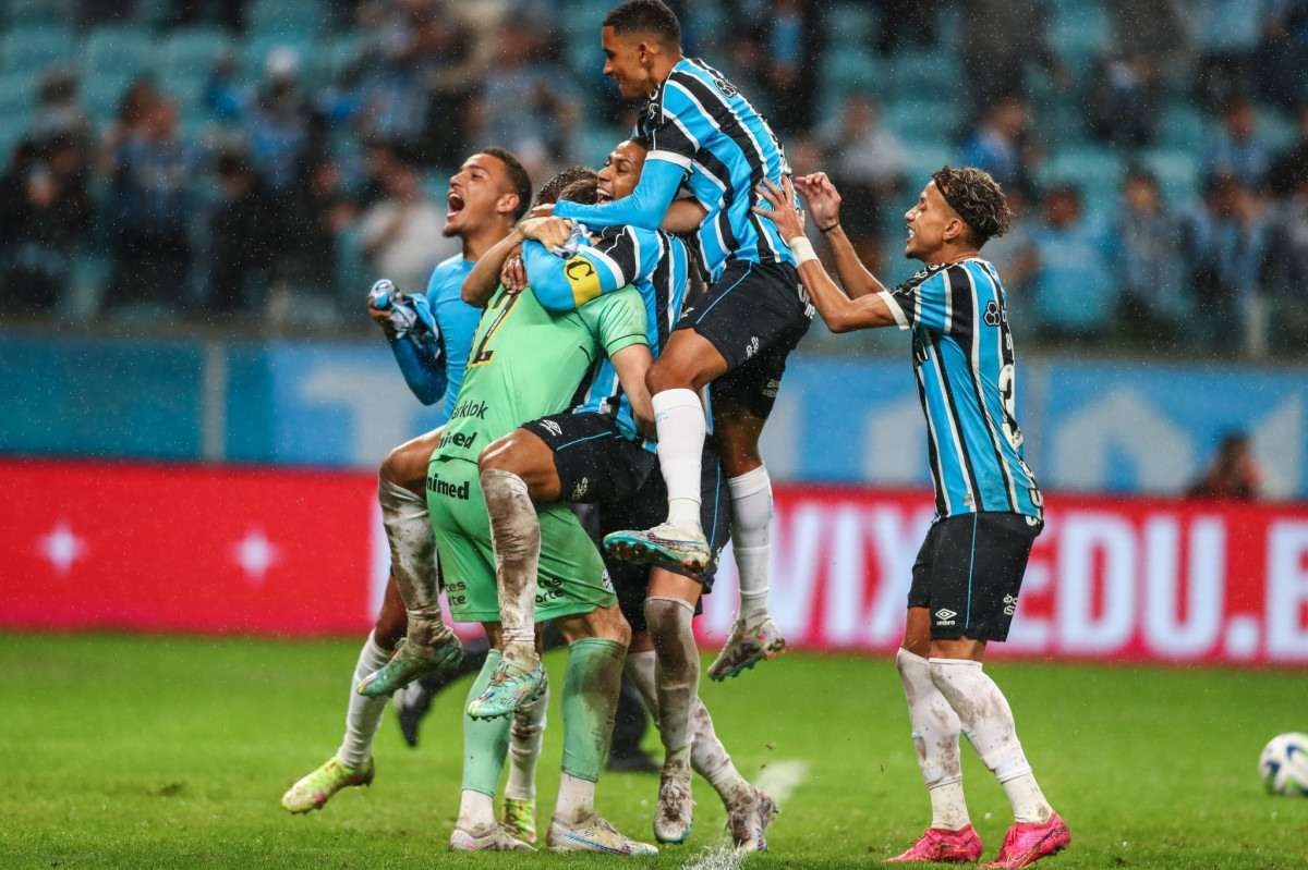 Grêmio vence Bahia nos pênaltis e avança às semis da Copa do Brasil