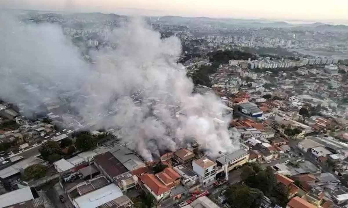 Incêndio de grandes proporções atinge galpão em Belo Horizonte 