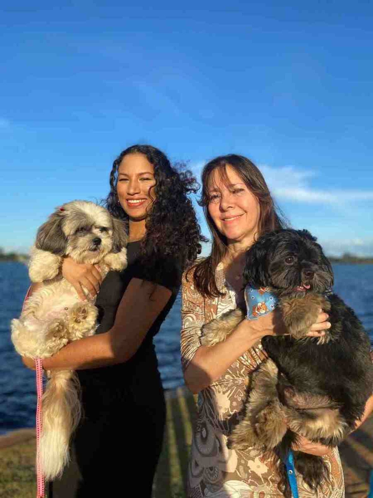 Gabriela Carvalho, segurando Alegra (branquinha) e Maria Cândida Salles segurando o mascote Lilo Jack (pretinho)
