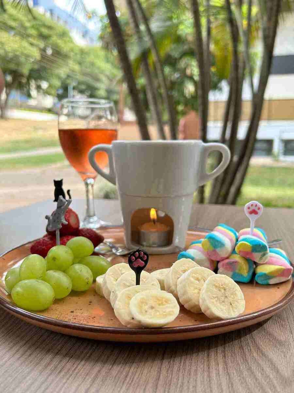 A proposta do My Cat Space é unir gato e café em um só lugar, as comidinhas servidas no café trazem características dos felinos 