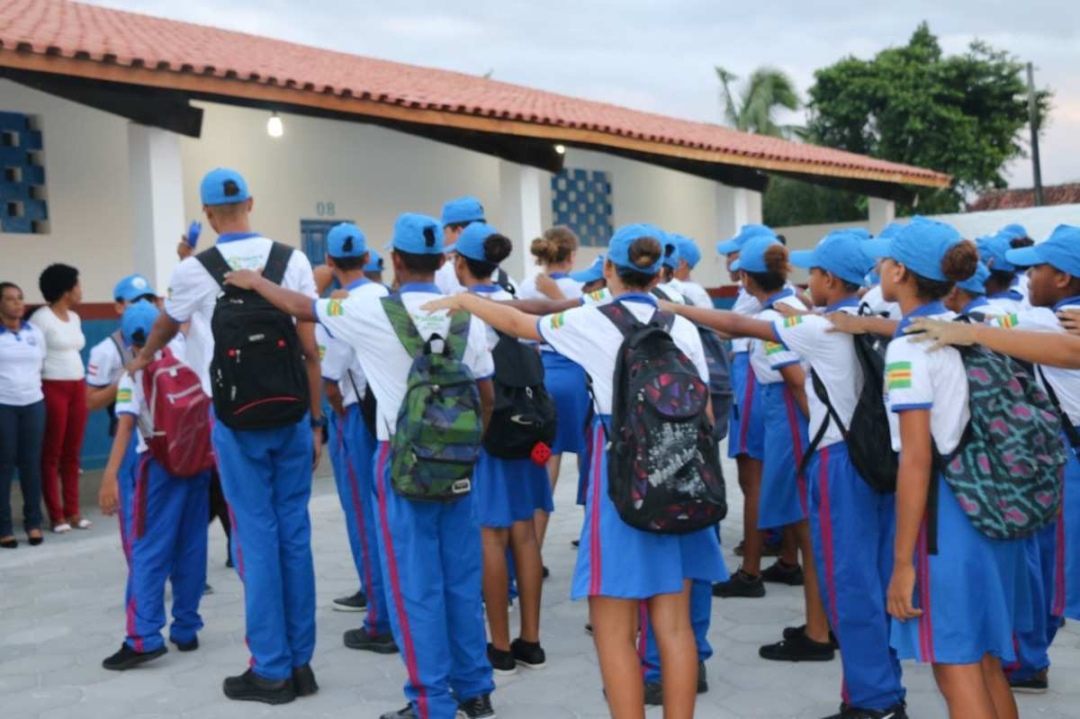 Governo publica decreto que revoga programa de escolas cívico-militares 
