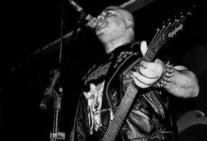 Moa, vocalista e guitarrista do Síndrome Letal, além de doutorando em História pela UnB