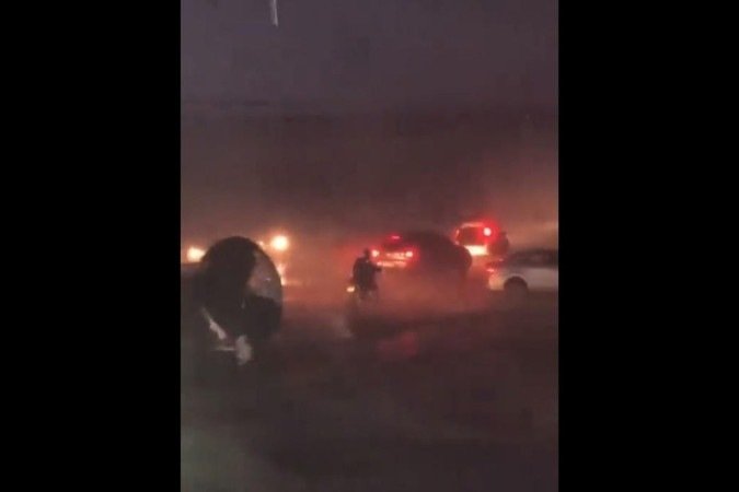 Um motorista escapou de ser atingido por placa, que se desprendeu pelos fortes ventos. O estado do Rio Grande do Sul está sob alerta por causa do ciclone extratropical -  (crédito: Reprodução/Twitter/@WillianRicaardo)