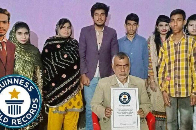 Família quebra recorde com nove pessoas nascidas no mesmo dia
- (crédito: Reprodução/Arab News) Família quebra recorde com nove pessoas nascidas no mesmo dia
- (crédito: Reprodução/Arab News)