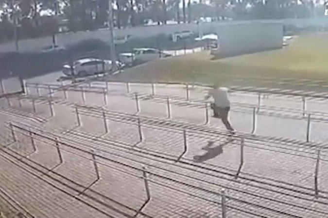 Homem dá pirueta após audiência de divórcio na RMBH - (crédito: Reprodução/Dailymotion Estado de Minas) Homem dá pirueta após audiência de divórcio na RMBH - (crédito: Reprodução/Dailymotion Estado de Minas)