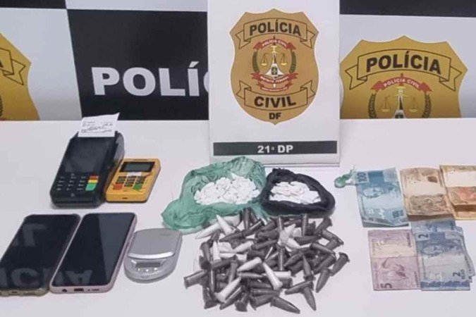 No estabelecimento, os agentes localizaram 85 pinos de cocaína, balança de precisão e R$ 176,00 em espécie - (crédito: PCDF/Divulgação) No estabelecimento, os agentes localizaram 85 pinos de cocaína, balança de precisão e R$ 176,00 em espécie - (crédito: PCDF/Divulgação)