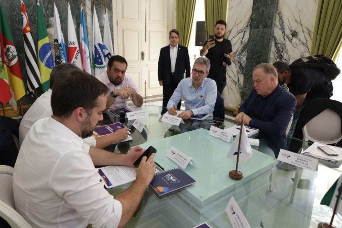 Romeu Zema, governador de Minas Gerais, em reunião com governadores do Sul e Sudeste: chefes de estado ponderam sobre escolas cívico-militares - (crédito: GIL LEONARDI/Agência Minas) Romeu Zema, governador de Minas Gerais, em reunião com governadores do Sul e Sudeste: chefes de estado ponderam sobre escolas cívico-militares - (crédito: GIL LEONARDI/Agência Minas)