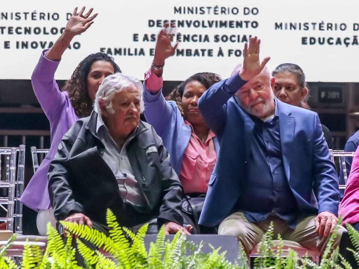 Ex-presidente do Uruguai, Mujica pede união latina em congresso da UNE