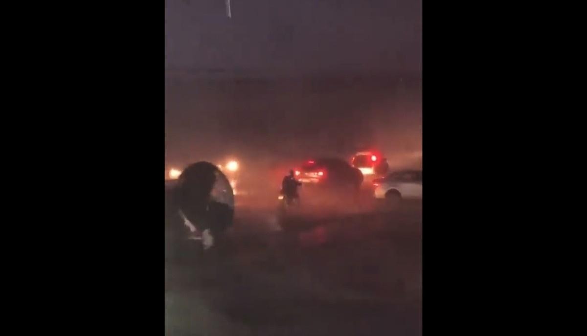 Motorista escapa de placa desgovernada derrubada por vento de ciclone