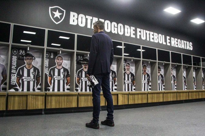 Novo "dono do vestiário": o português Bruno Lage faz um cara-crachá dos novos comandados no estádio Nilton Santos na apresentação
- (crédito: Arthur Barreto/Botafogo) Novo "dono do vestiário": o português Bruno Lage faz um cara-crachá dos novos comandados no estádio Nilton Santos na apresentação
- (crédito: Arthur Barreto/Botafogo)