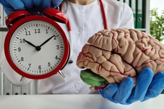 Pessoas com demência precoce tendem a apresentar sintomas diferentes, como dificuldade de atenção, menor capacidade de imitar gestos das mãos e piora da consciência espacial - (crédito: Getty Images) Pessoas com demência precoce tendem a apresentar sintomas diferentes, como dificuldade de atenção, menor capacidade de imitar gestos das mãos e piora da consciência espacial - (crédito: Getty Images)