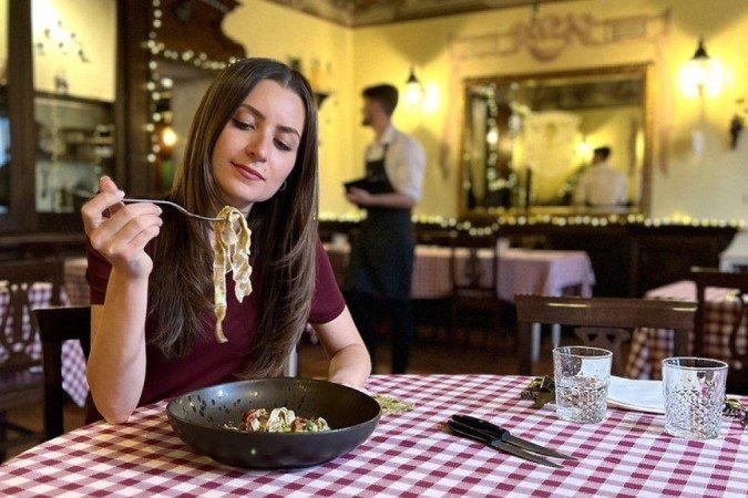A reporter da BBC Sofia Bettiza experimentou o macarrão de grilo - (crédito: sco Tosto/BBC) A reporter da BBC Sofia Bettiza experimentou o macarrão de grilo - (crédito: sco Tosto/BBC)