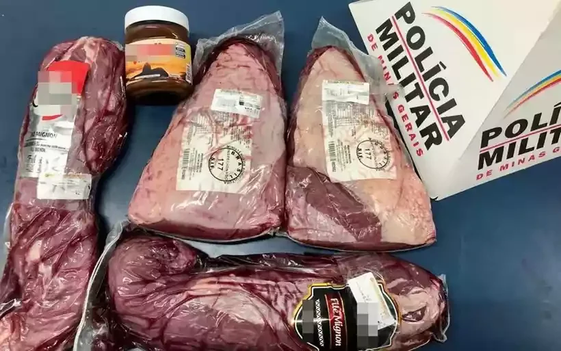 Carnes e creme de avelã Nutella estavam guardados na mochila do homem que foi preso em flagrante - (crédito: PMMG/Reprodução) Carnes e creme de avelã Nutella estavam guardados na mochila do homem que foi preso em flagrante - (crédito: PMMG/Reprodução)