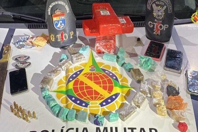 Além das drogas, os suspeitos também estavam com 11 munições calibre 38 e duas facas. - (crédito: Divulgação/PMDF) Além das drogas, os suspeitos também estavam com 11 munições calibre 38 e duas facas. - (crédito: Divulgação/PMDF)