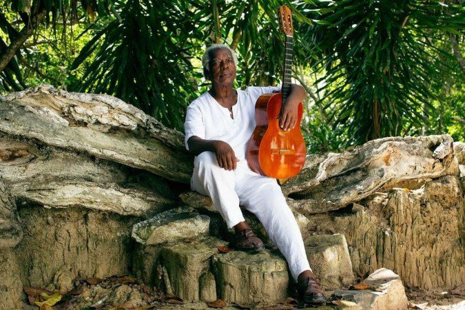 Mateus Aleluia, cantor que resgata a &Aacute;frica no Brasil -  (crédito: Divulgação/Vinícius Xavier)