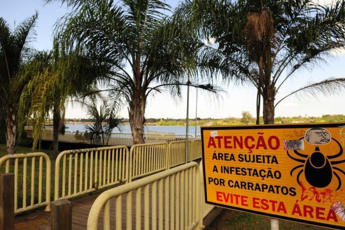 Na orla do Lago Paranoá, placas alertam para a presença de carrapatos devido à circulação de animais silvestres -  (crédito: Minervino Júnior/CB/D.A Press)