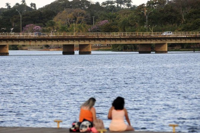  14/07/2023. Crédito: Minervino Júnior/CB/D.A Press. Brasil.  Brasilia - DF. Lago Paranoá e animais que habitam nas margens. Placa de perigo de carrapatos no local devido as Capivaras. Deck Sul. -  (crédito: Minervino Júnior/CB/D.A.Press)