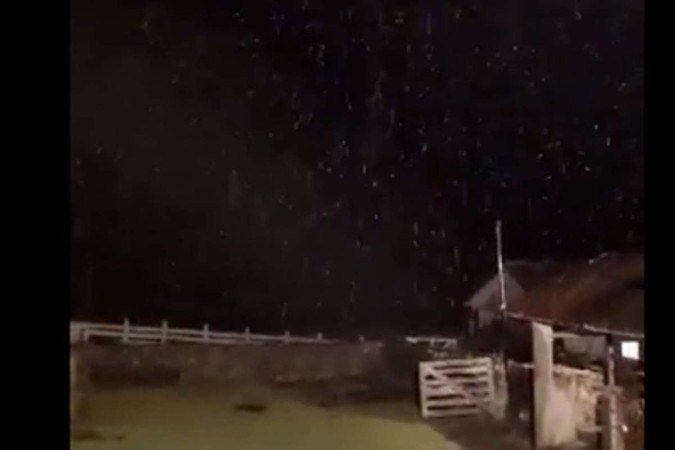Três municípios catarinenses registraram a primeira neve do inverno de 2023 na madrugada desta sexta-feira (14/7). O estado está em estado de alerta devido a um ciclone extratropical - (crédito: Reprodução/Twitter/@inmet_) Três municípios catarinenses registraram a primeira neve do inverno de 2023 na madrugada desta sexta-feira (14/7). O estado está em estado de alerta devido a um ciclone extratropical - (crédito: Reprodução/Twitter/@inmet_)