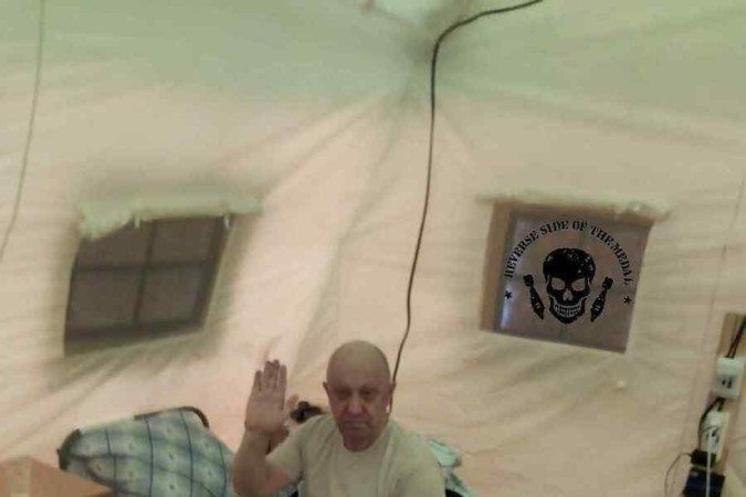 Prigozhin &eacute; fotografado dentro de tenda, supostamente em Belarus