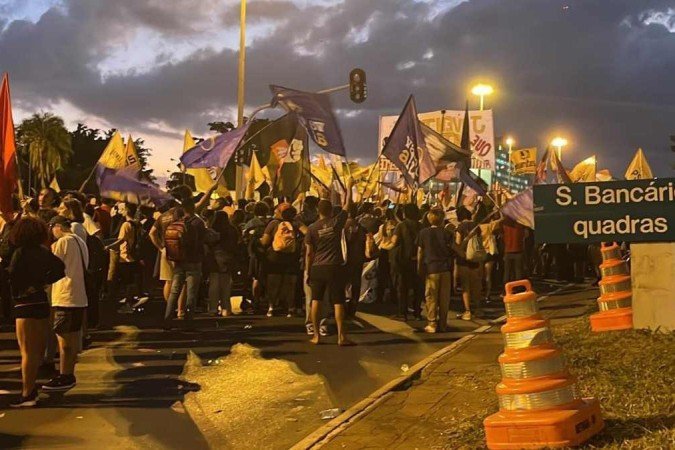 Cerca de 10 mil universitários de todo o país se manifestam na tarde desta sexta-feira (14) contra a taxa Selic -  (crédito: Kayo Magalhaes/Esp.CB/D.A Press)