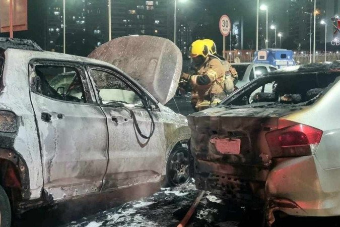 Fogo atingiu três carros - (crédito: CBMDF/Divulgação) Fogo atingiu três carros - (crédito: CBMDF/Divulgação)