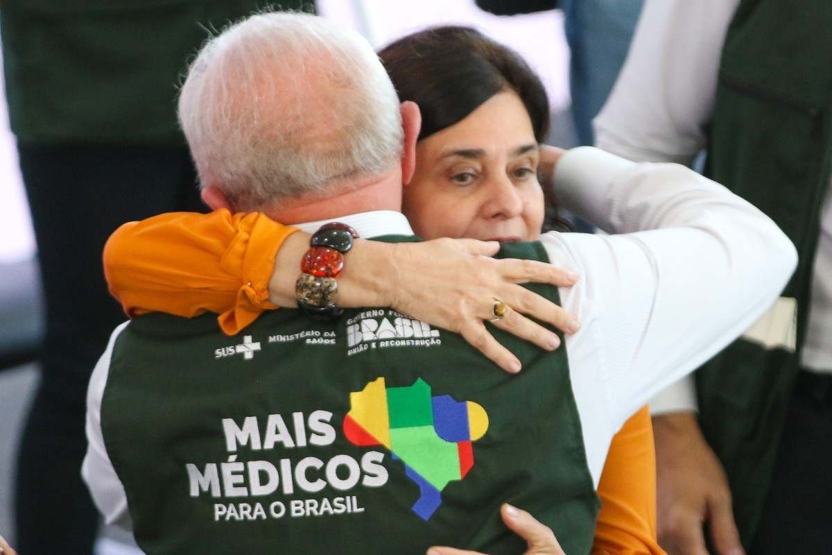 Lula cobra de Nísia redução na fila do SUS