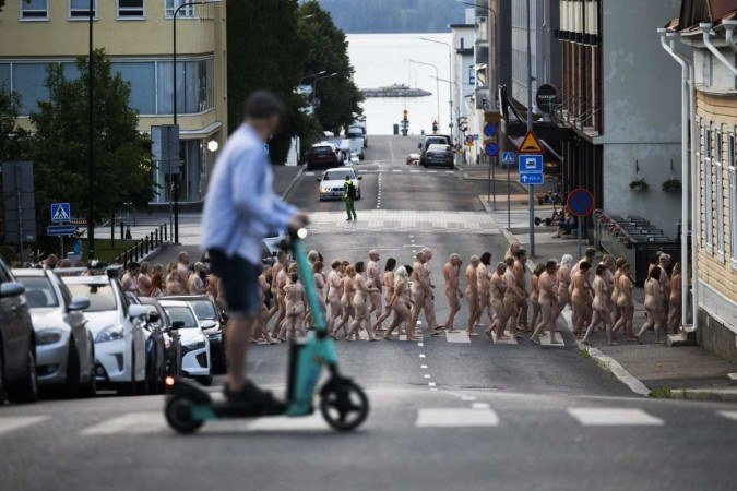 Mil pessoas posam sem roupa para fotógrafo na Finlândia - (crédito: Spencer Tunick / AFP) Mil pessoas posam sem roupa para fotógrafo na Finlândia - (crédito: Spencer Tunick / AFP)