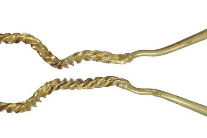 Pedaço de um torque (colar) de ouro torcido foi encontrado com a ajuda de um detector de metais em um campo - (crédito: Museu de Colchester e Ipswich ) Pedaço de um torque (colar) de ouro torcido foi encontrado com a ajuda de um detector de metais em um campo - (crédito: Museu de Colchester e Ipswich )