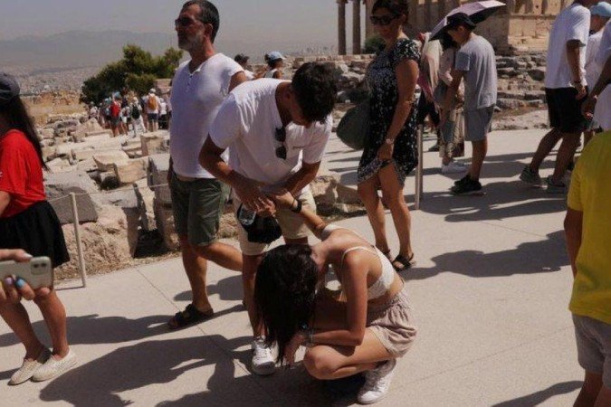 Visitantes foram afetados pelo calor na Acrópole, em Atenas, na Grécia, que fica no topo de uma colina rochosa e oferece pouca sombra - (crédito: Reuters) Visitantes foram afetados pelo calor na Acrópole, em Atenas, na Grécia, que fica no topo de uma colina rochosa e oferece pouca sombra - (crédito: Reuters)