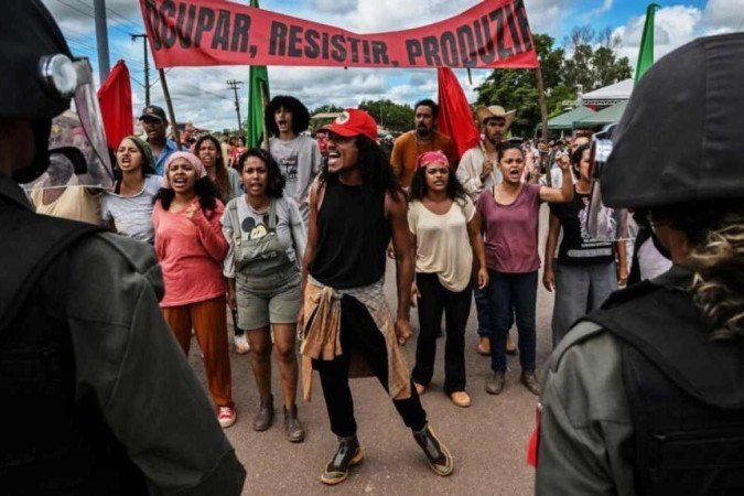 Última etapa da criação da peça aconteceu no Brasil, onde foi filmada a reconstituição do massacre de Eldorado do Carajás, que ocorreu em 1996 contra militantes do Movimento dos Trabalhadores Rurais Sem Terra (MST) no estado do Pará. - (crédito: NELSON ALMEIDA / AFP) Última etapa da criação da peça aconteceu no Brasil, onde foi filmada a reconstituição do massacre de Eldorado do Carajás, que ocorreu em 1996 contra militantes do Movimento dos Trabalhadores Rurais Sem Terra (MST) no estado do Pará. - (crédito: NELSON ALMEIDA / AFP)
