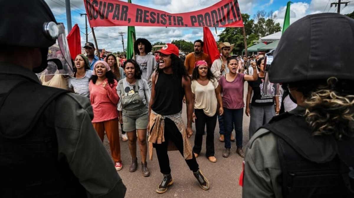 Antígona na Amazônia é encenada na França em apoio a brasileiros sem terra 