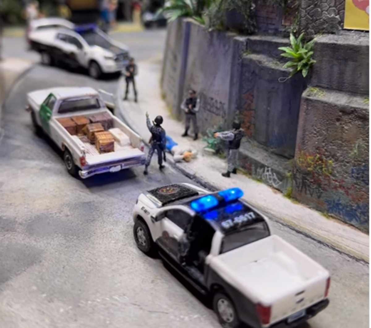 'Cena de crime no Rio' é retratada por museu de miniaturas e causa polêmica