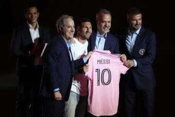  FORT LAUDERDALE, FLORIDA - JULHO 16: (L-R) O proprietário administrativo Jorge Mas, Lionel Messi, o coproprietário Jose Mas e o coproprietário David Beckham posam durante o 'The Unveil' apresentando Lionel Messi hospedado pelo Inter Miami CF no DRV PNK Stadium em 16 de julho de 2023 em Fort Lauderdale, Flórida. Megan Briggs/Getty Images/AFP (Photo by Megan Briggs / GETTY IMAGES NORTH AMERICA / Getty Images via AFP)
 - (crédito: Megan Briggs/Getty Images via AFP)