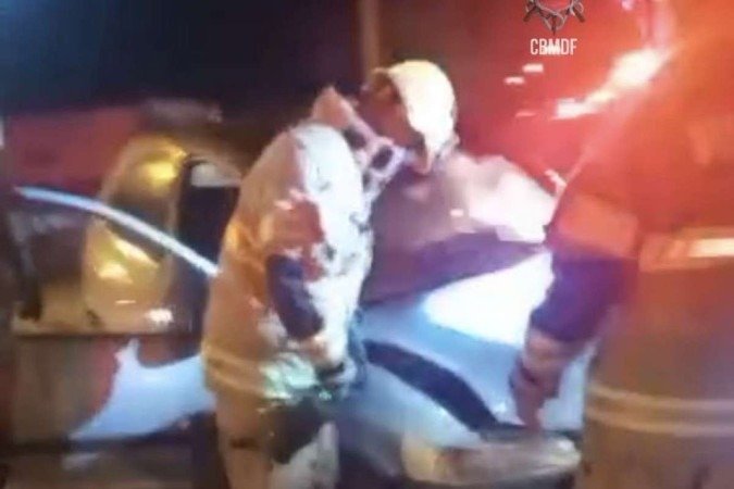 Casal fica ferido após colisão entre dois carros na Rota do Cavalo, em Sobradinho
 -  (crédito: CBMDF/Divulgação)