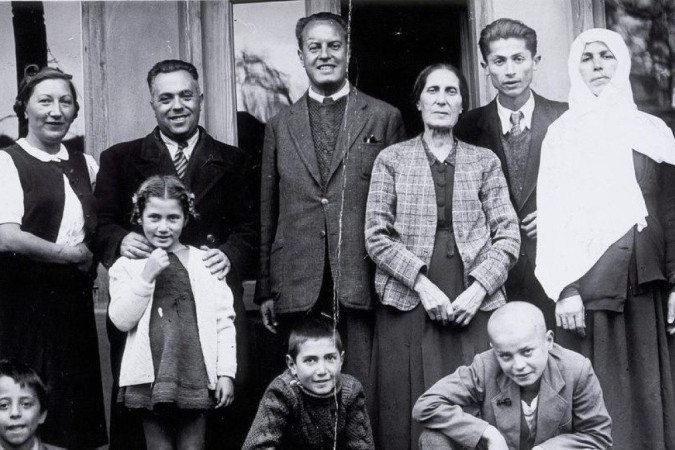 Família de judeus refugiados de Skopje, Macedônia, junto com uma família albanesa que os acolheu em 1943 em Tirana, Albânia - (crédito: Museu Memorial do Holocausto dos Estados Unidos) Família de judeus refugiados de Skopje, Macedônia, junto com uma família albanesa que os acolheu em 1943 em Tirana, Albânia - (crédito: Museu Memorial do Holocausto dos Estados Unidos)