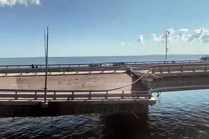 Imagem de vídeo mostra estragos provocados pelos drones à Ponte da Crimeia, um importante projeto pessoal de Putin - (crédito: afp) Imagem de vídeo mostra estragos provocados pelos drones à Ponte da Crimeia, um importante projeto pessoal de Putin - (crédito: afp)