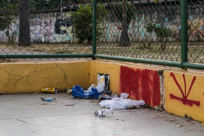  17/07/2023 Crédito: Kayo Magalhães/CB/D.A Press. Brasilia - DF - Cidades. Praça do Bicalho localizada no Setor D Norte, de Taguatinga, sem manutenção e tomada por matos e lixos. 