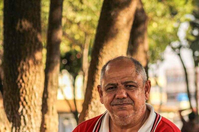  17/07/2023 Crédito: Kayo Magalhães/CB/D.A Press. Brasilia - DF - Cidades. Praça do Guará com lixos amontoados e solo danificado. Na foto: Francisco Caetano.