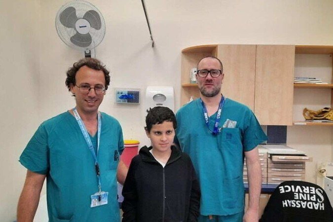 Suleiman Hassan, de 12 anos, passou pelo procedimento cirúrgico raro no Hadassah Medical Center, em Israel - (crédito: Divulgação/Hadassah Medical Center) Suleiman Hassan, de 12 anos, passou pelo procedimento cirúrgico raro no Hadassah Medical Center, em Israel - (crédito: Divulgação/Hadassah Medical Center)