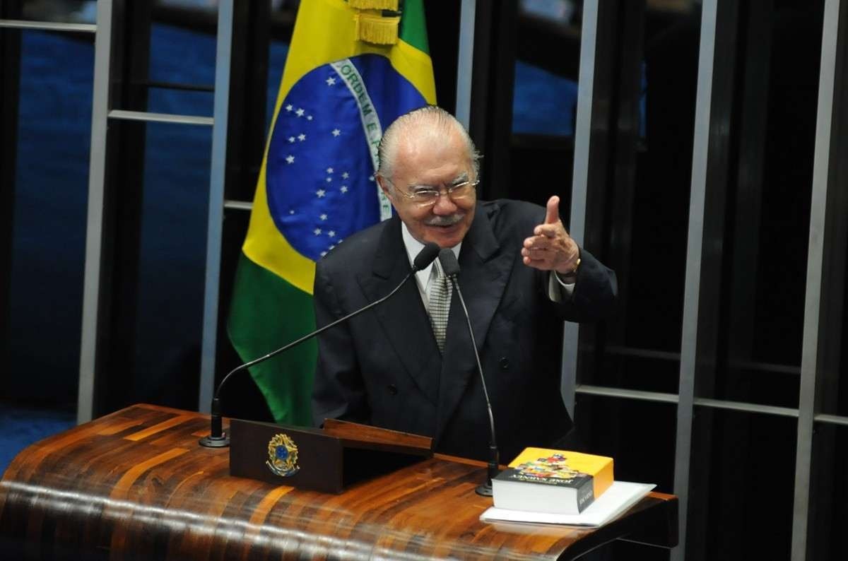 Sarney é diagnosticado com isquemia cerebral e recebe alta hospitalar