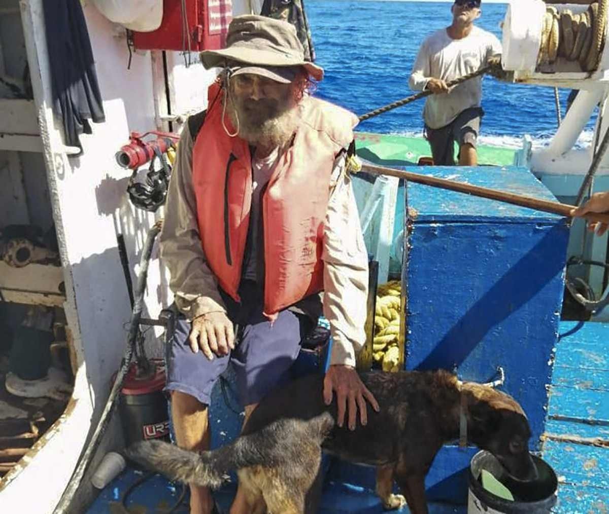 Barco mexicano resgata náufrago e cão que passaram mais de dois meses perdidos