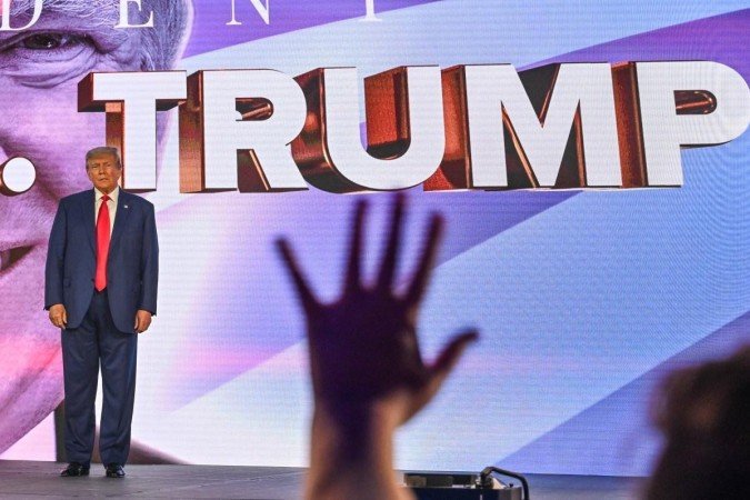 Trump entra no palco para discursar na conferência Ação Ponto de Virada, em West Palm Beach, no sábado - (crédito: Giorgio Vieira/AFP) Trump entra no palco para discursar na conferência Ação Ponto de Virada, em West Palm Beach, no sábado - (crédito: Giorgio Vieira/AFP)